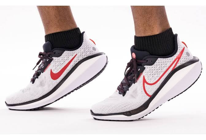 نایک Vomero 17 مردانه مدل FB1309‑103 (White/Fire Red) – کفش دویدن اورجینال