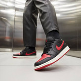 کفش Air Jordan 1 Low Bred مشکی قرمز - نمای جزئیات